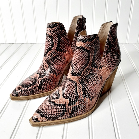 NEW Vince Camuto Gigietta Snakeskin Leather Bootie - Picture 2 of 11